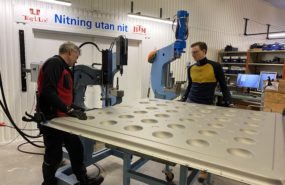 Showing how a test of Clinching large aluminium sheets is done